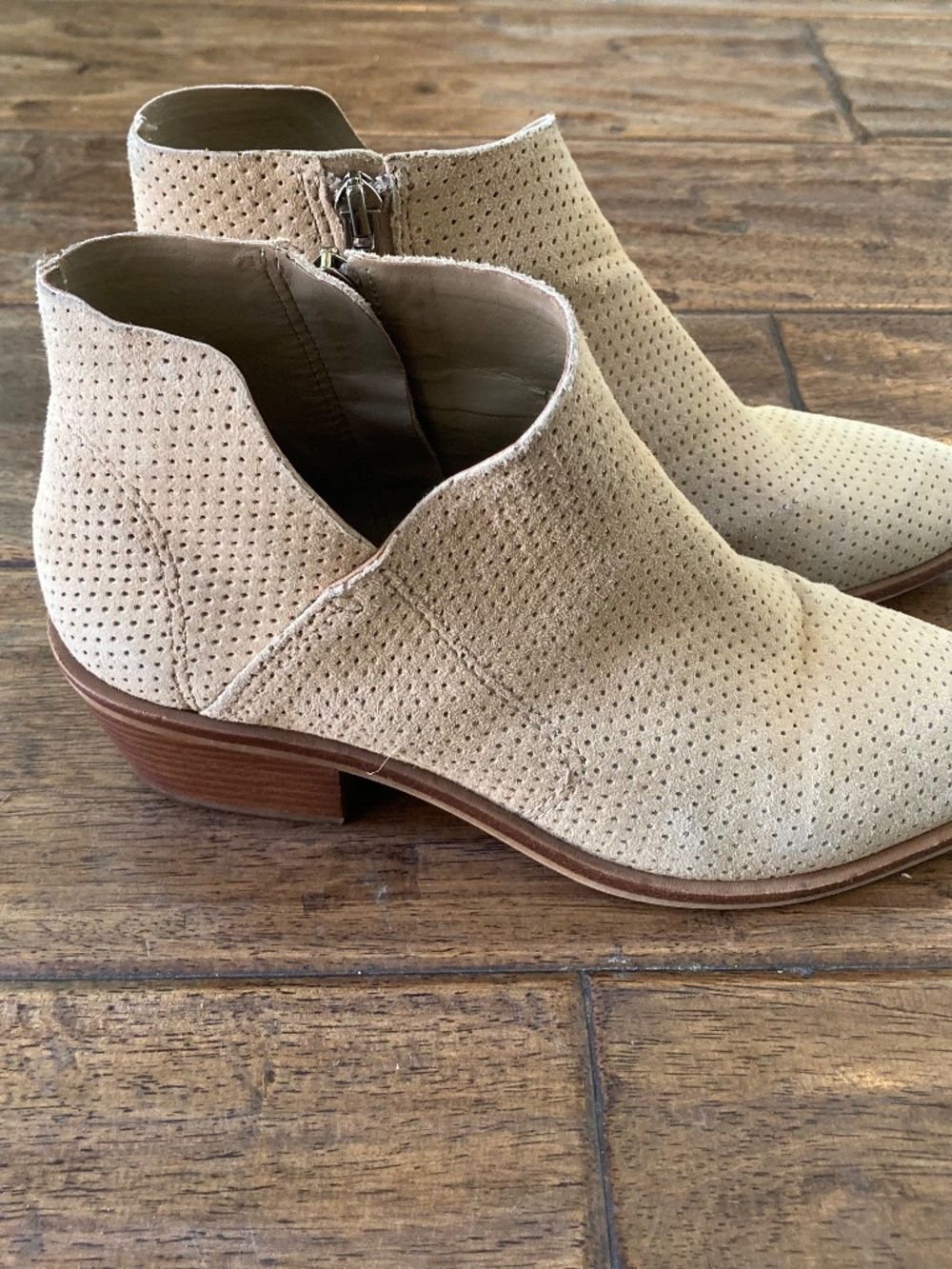 Vince Camuto Arendara Bootie Womens 7.5 Beige Ankle Suede Low Heel Perforated - Picture 3 of 7